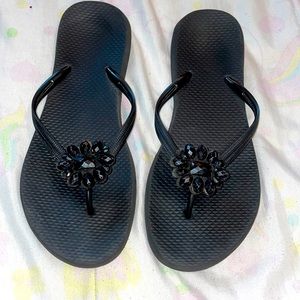 Black flip flops FREE w/Bundle